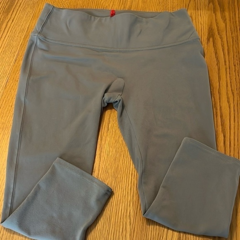Spanx ready to wow capri leggings gray size large